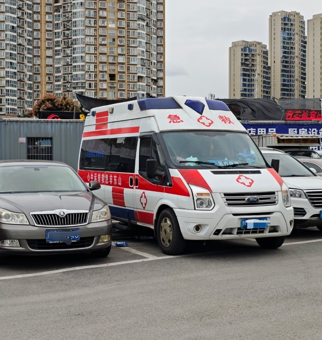 菜市场的停车场出现了一辆救护车，这是来买菜了吗[doge]​​​