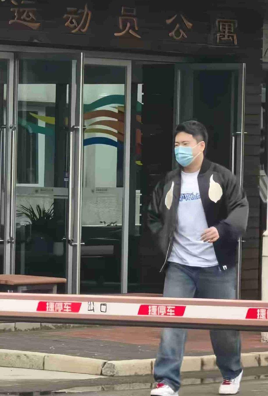 梁靖崑正马不停蹄地往家赶，原来他家后院“起火”了。他家两个皮夹克，一个在家