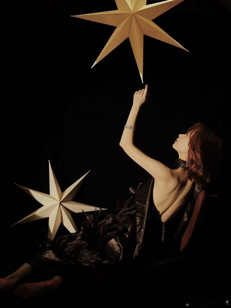 刘雅瑟深v开到腰了北京国际电影节刘雅瑟黑白撞色大V领礼服亮相红毯，性感又优雅，