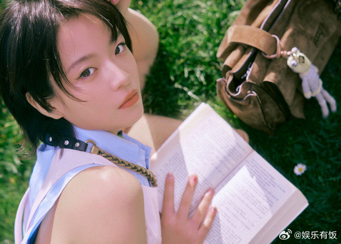 MiuMiu大秀刘浩存李庚希新生代双花同框，这波表现力真的绝了！以浅蓝镂空绑带