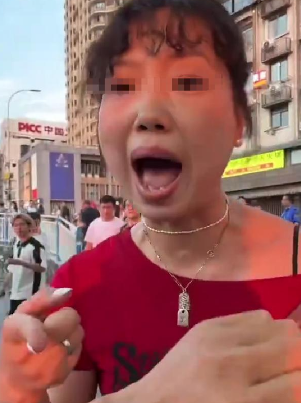 重庆红衣女“社会性死亡”！正脸曝光，不拍照就辱骂，大闹派出所