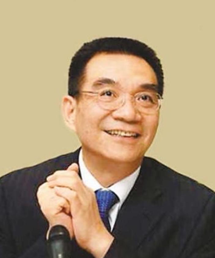 1979年，一个台湾连长冒死游泳横渡台湾海峡回到了祖国大陆，而他的妻子在接受审问
