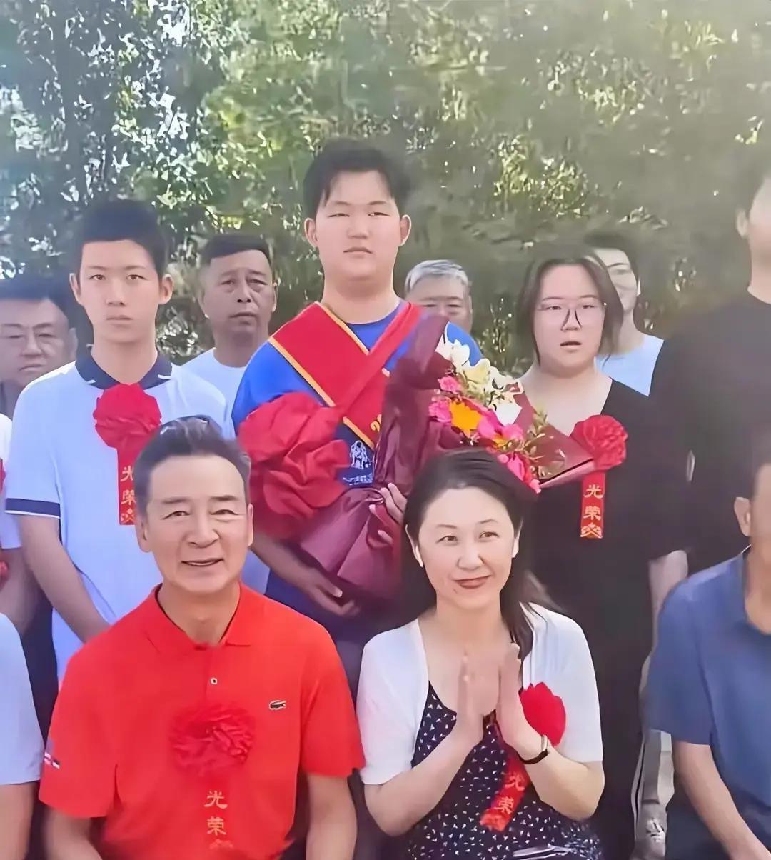 开着大奔回河北老家，敲锣打鼓请来舞狮队，还特意做了一块“光宗耀祖，金榜题名”的大红匾额挂上，老戏骨寇