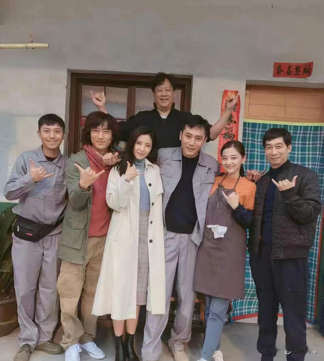 2018年，电视剧《在远方》的剧组片场合影。曾黎、刘烨、梅婷三人都是中戏96级同