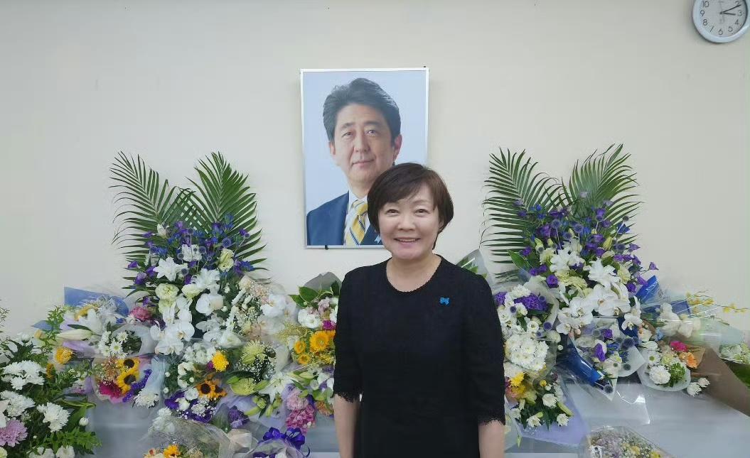 安倍晋三老婆每次去扫墓，脸上笑容挡都挡不住，这应该不是这个场合该有的表情吧！