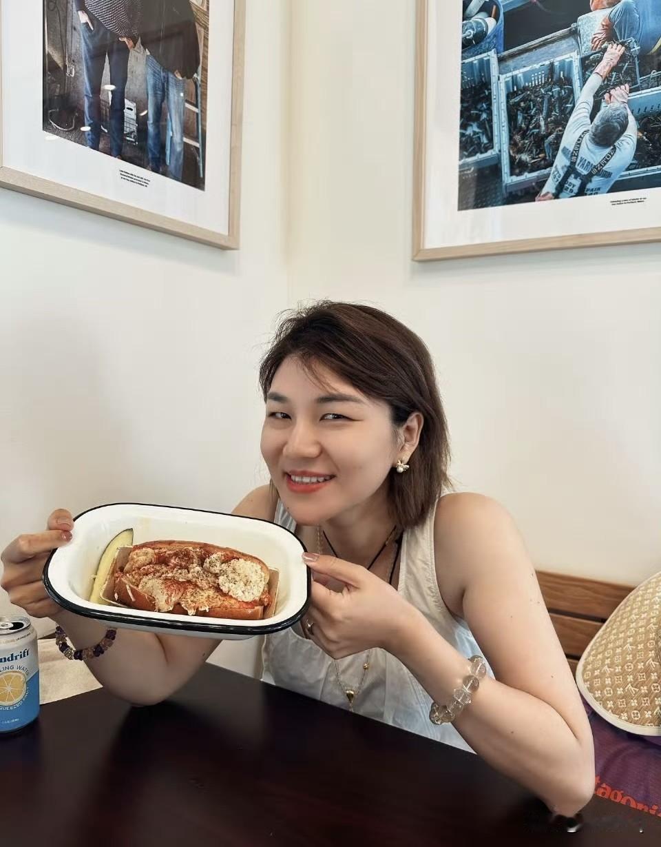 不是吧，杨天真这么有钱竟然会嫌弃龙虾卷贵。早就实现财富自由的她怎么会把38美金放