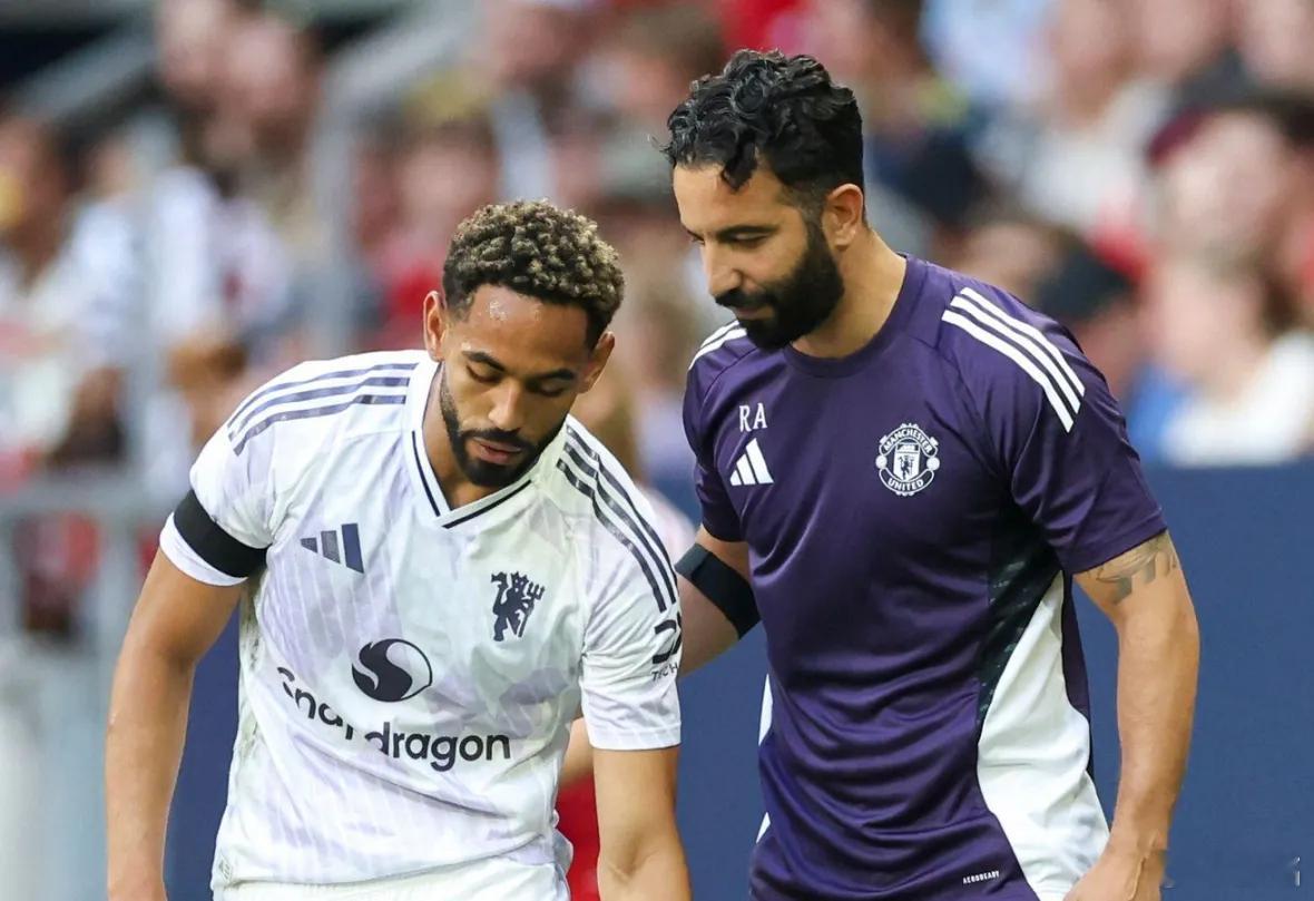 曼联站在外面，看了那么多阿莫里姆的发布会，总感觉这个葡萄牙人是那种有话直说的人