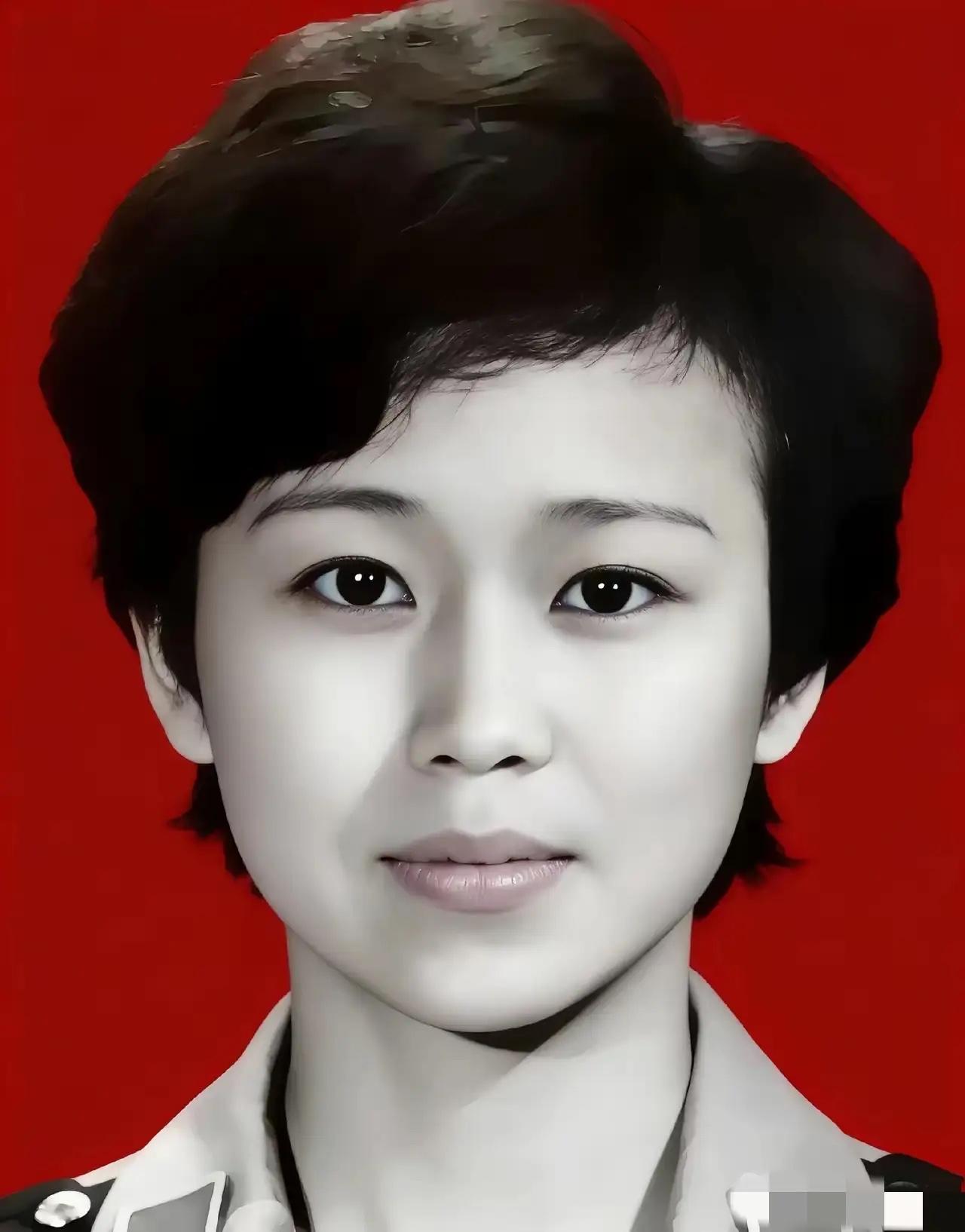 钟惠玲，女，汉族，1965年11月生，云南大理人，1983年入伍，中共党员，中国
