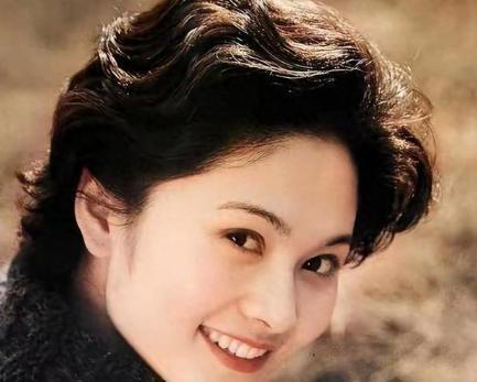三十年前，她是张震上将的儿媳，风光无限，68岁的她独居北京，在母亲生前全心全意
