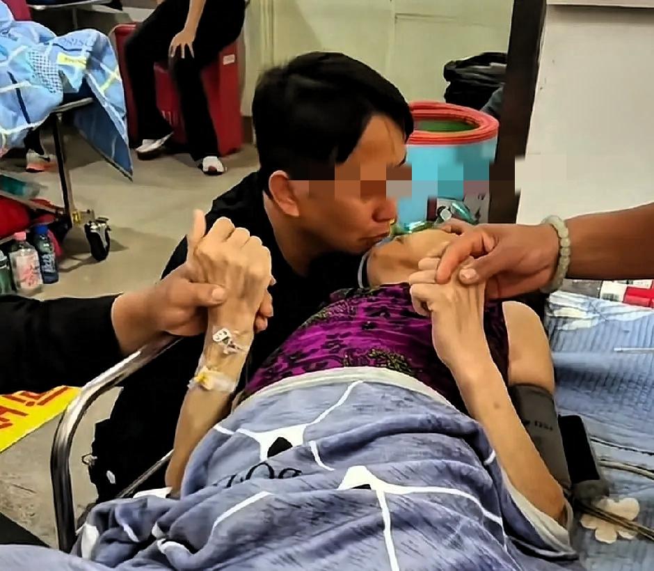 母亲病入膏肓儿子双膝跪地与母亲告别，母子即将天人永隔，但是因为母子亲吻嘴巴引起轩