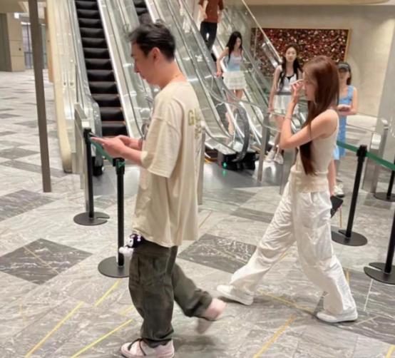 王思聪再次成为舆论焦点，引发网友热议。 麻烦看官老爷们右上角点击一下“关注”