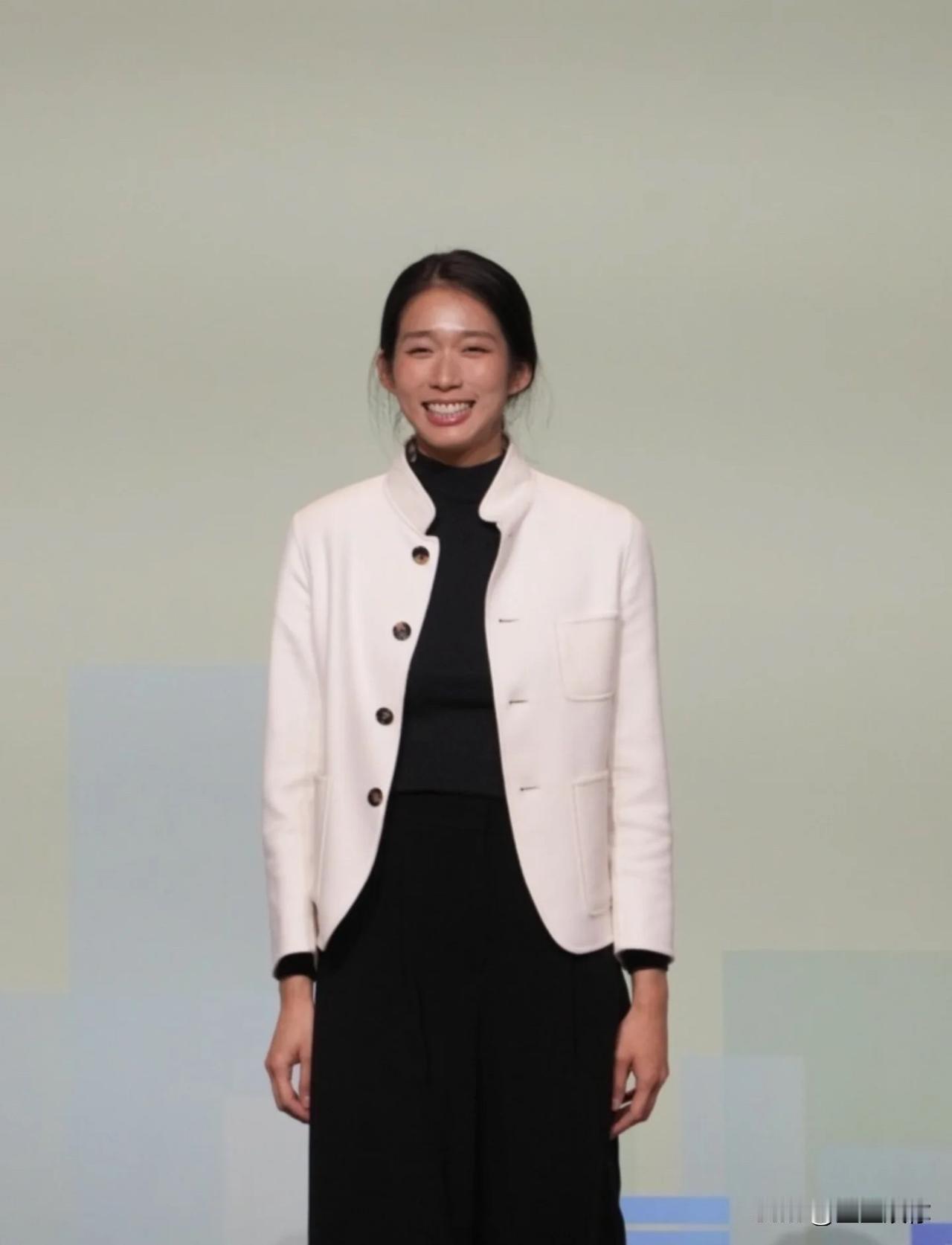 江旻憓的笑一直都是这样灿烂，只是得奥运冠军的时候笑得人畜无害天真小白兔形象，会让