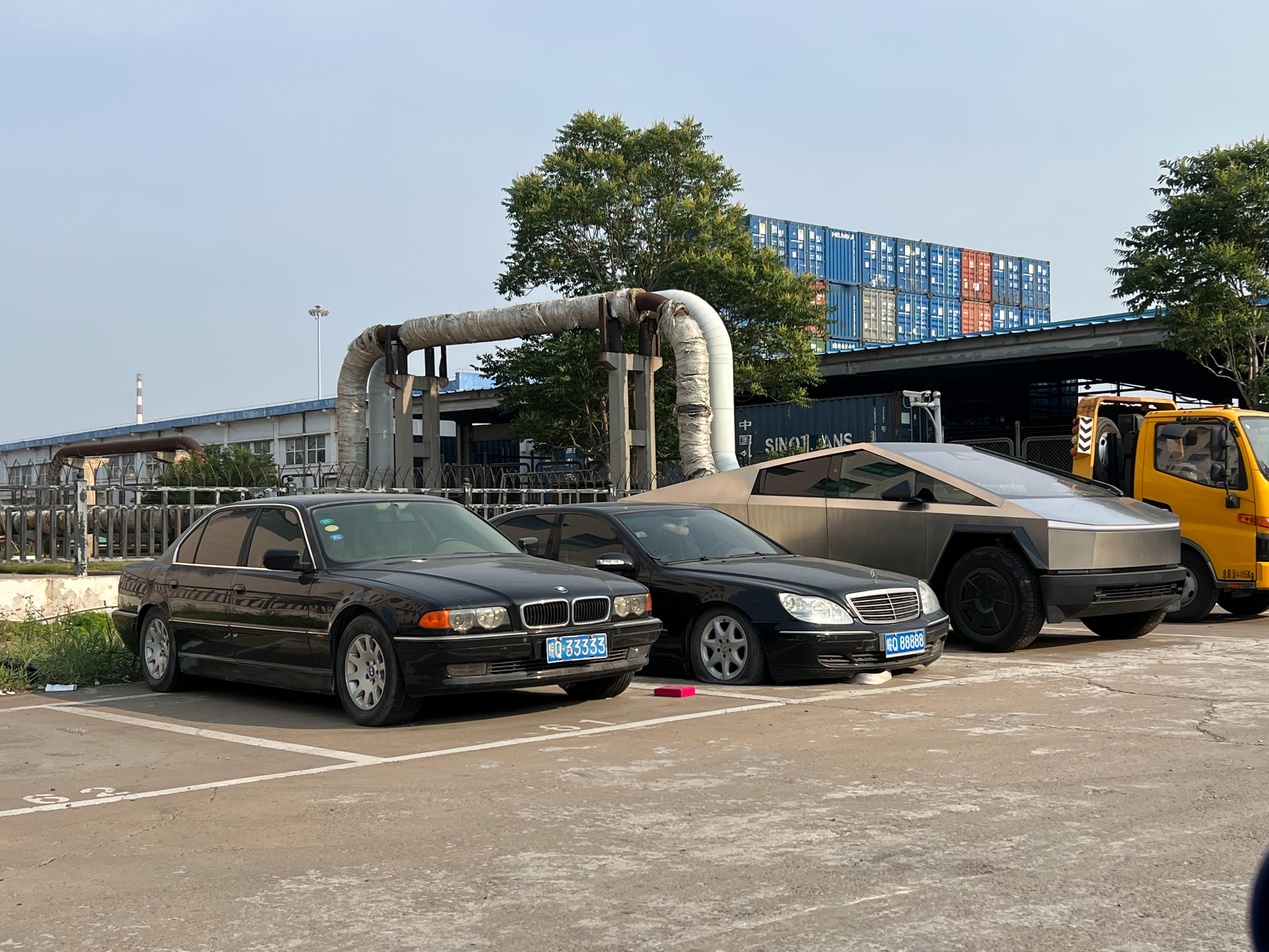 到现在也不知道这个cybertruck到底什么情况港里屯了很多叫价200万左右