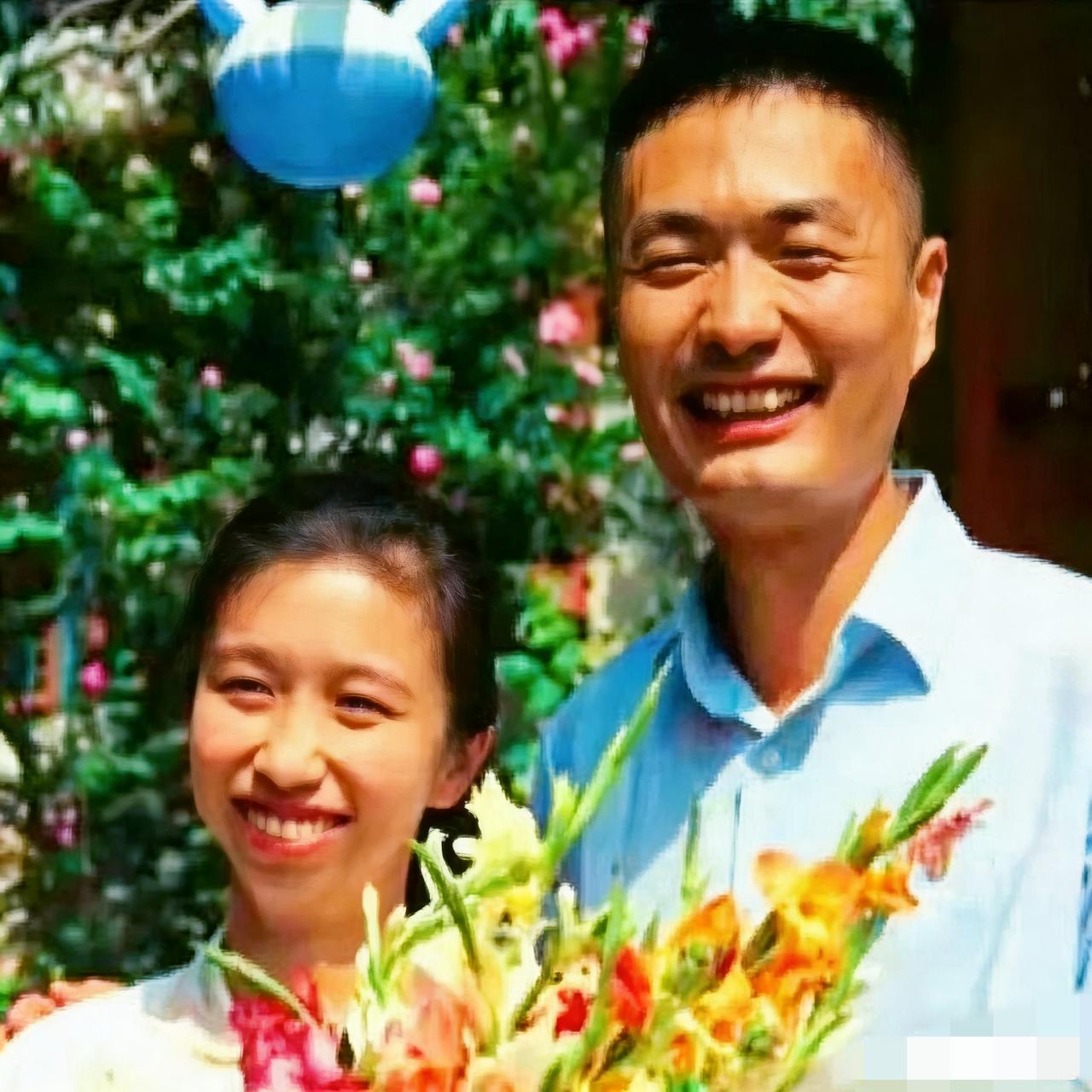 1975年，粟裕爱女粟惠宁、陈毅小儿子陈小鲁喜结连理，这是他们结婚时，一张幸福的