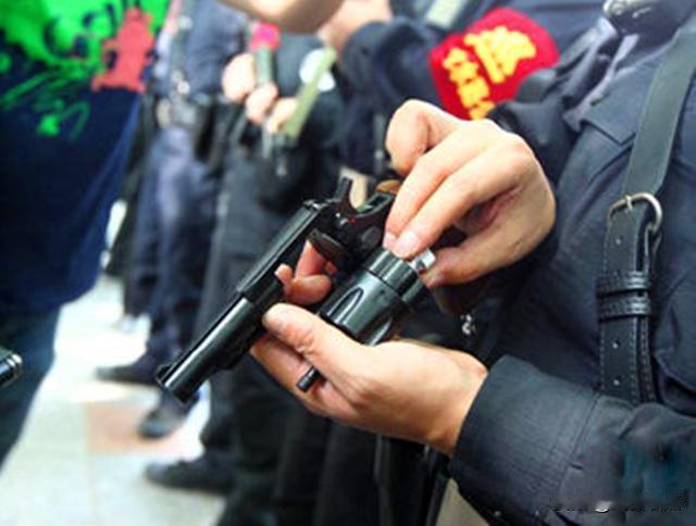 中国新式警用手枪里，05式警用转轮手枪不得不提，它是咱自行研制的新型转轮手枪，也