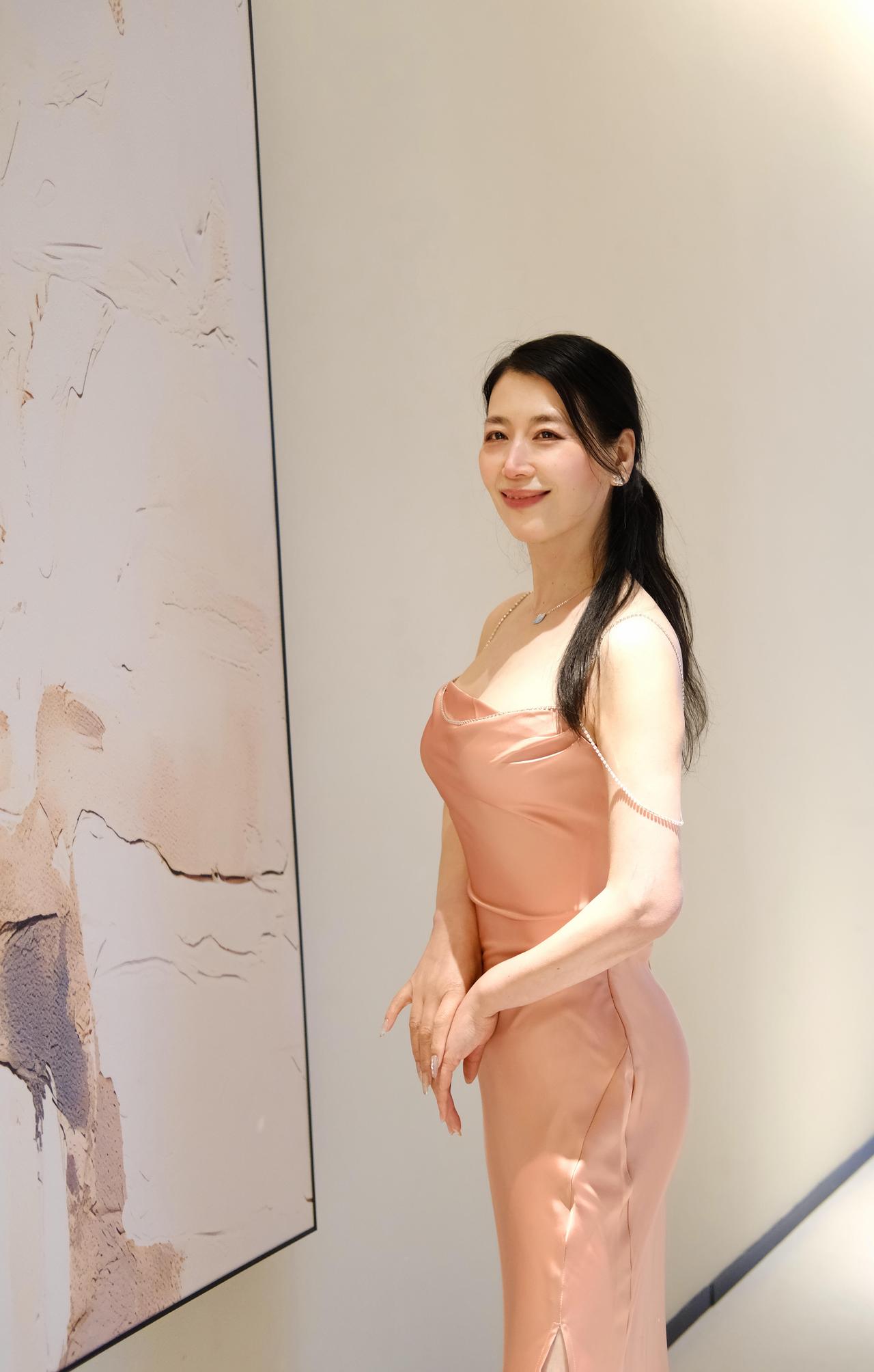 56岁的姐姐，风华绝代的不仅仅仅是她高挑妖娆的身材，倾国倾城的容颜，更在于那种雍