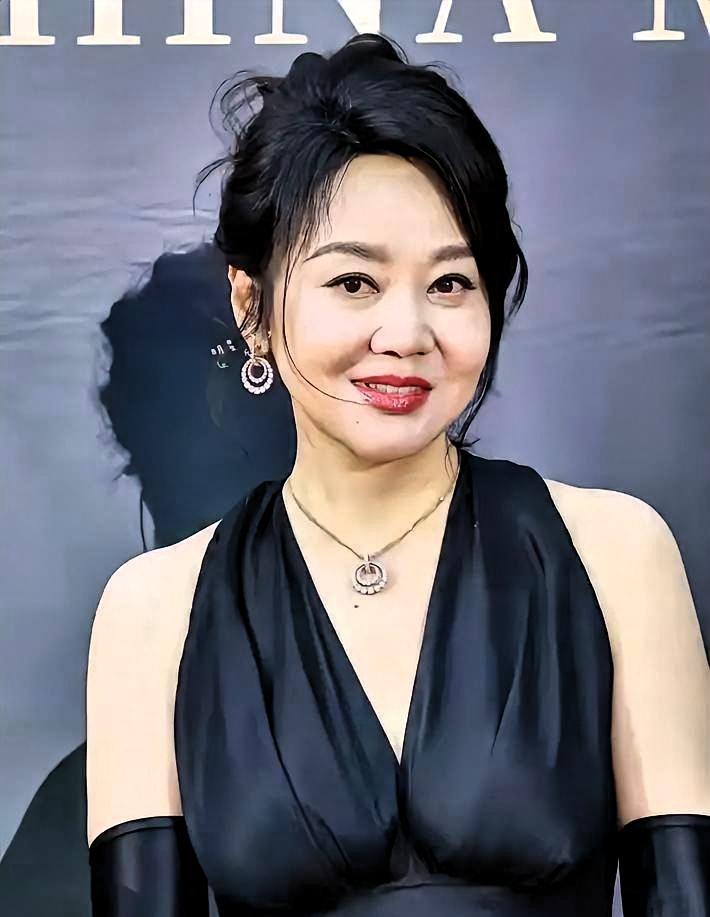 闫妮接过话筒的时候，步子明显晃了一下。台下坐着一排视帝候选人。她没掏获奖名单