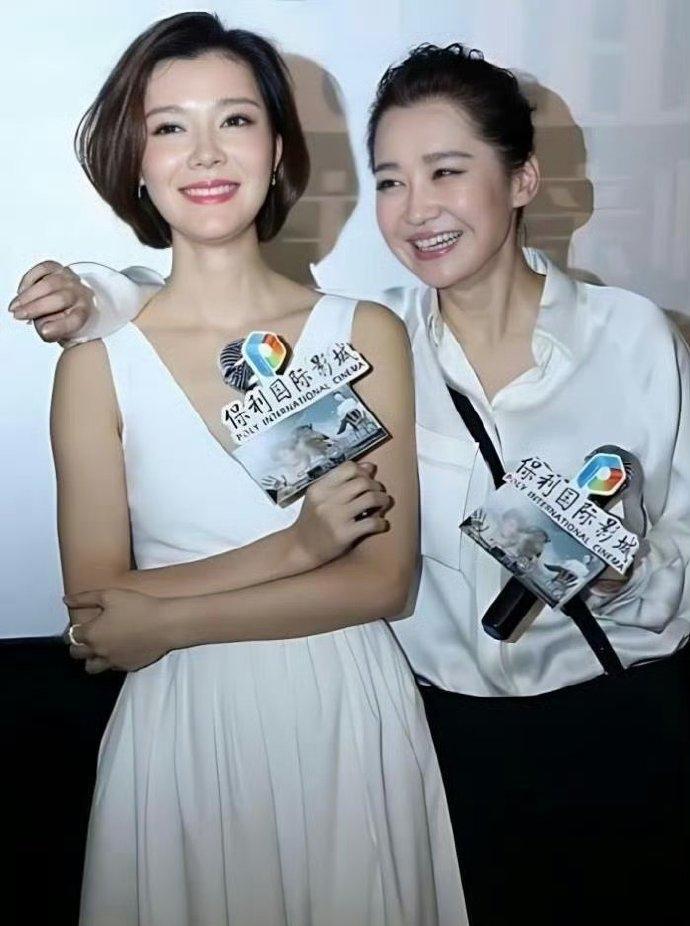 许晴同框43岁车晓，终于见识了，媚态美与气质美的差距有多大