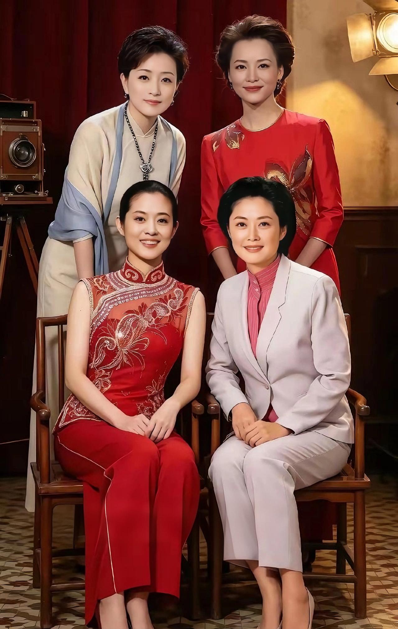 能同时见到这四位央视女主持同框，真的很难得。个个端庄大方，谈吐不俗，自带一