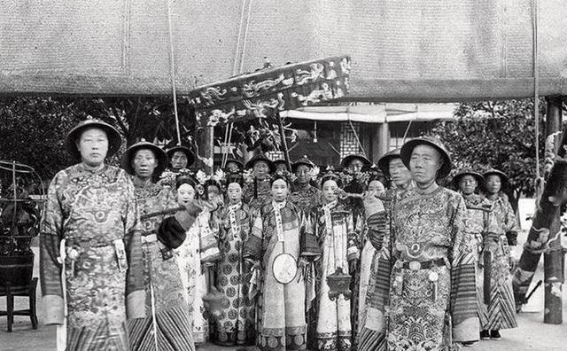 1900年，慈禧狼狈逃窜至山西首富乔家，临行时，慈禧让乔家借她10万两，乔