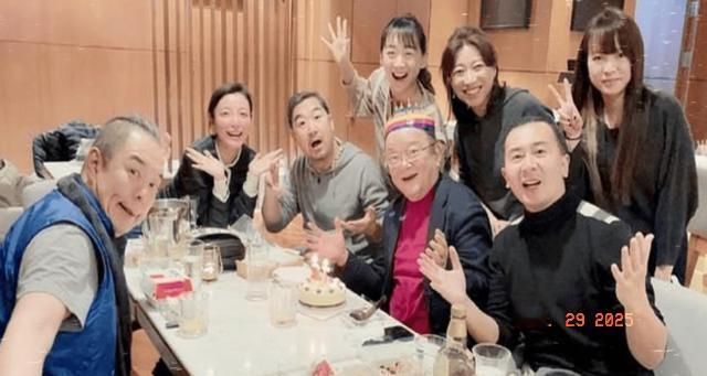 这张照片中，我只认出了眉飞色舞，嘴巴大张的张国立，戴着眼镜与帽子的王刚，穿一件黑