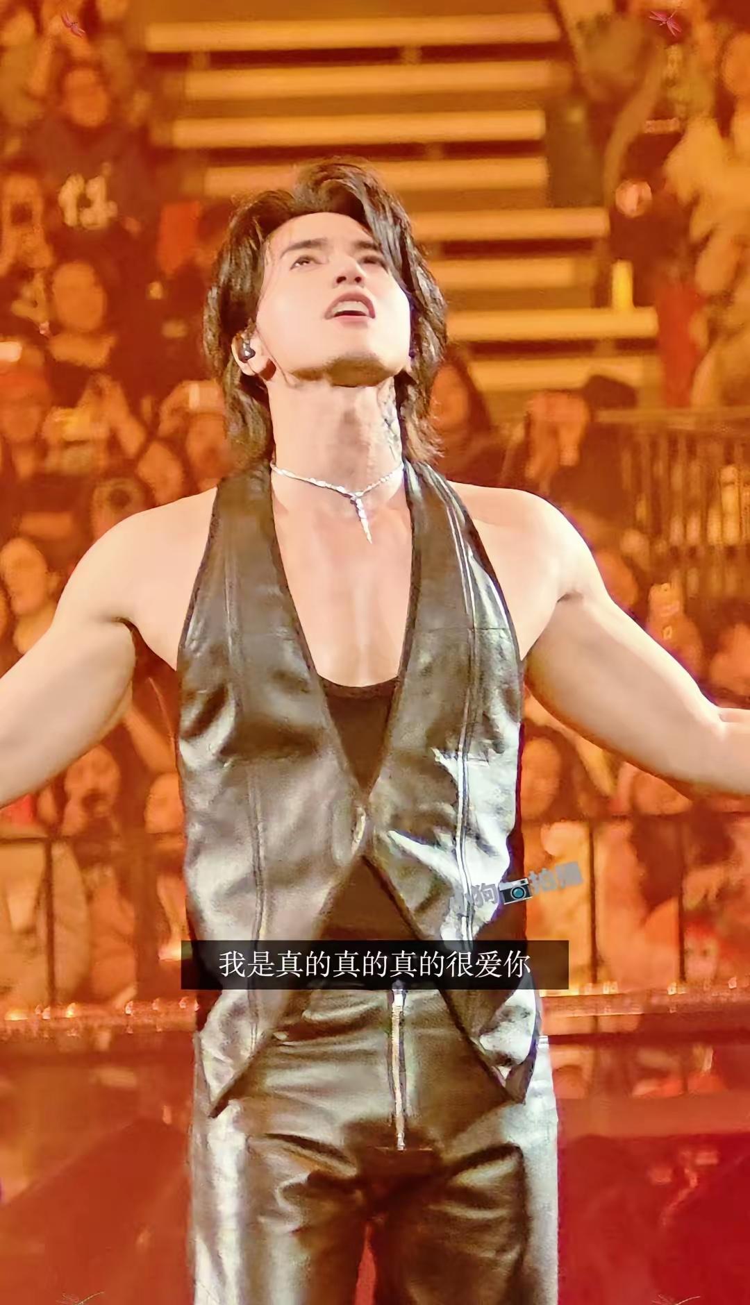言承旭深圳演唱会，大屏幕提词器忘了关。上面密密麻麻写着：“3秒凝视”、“轻颤声