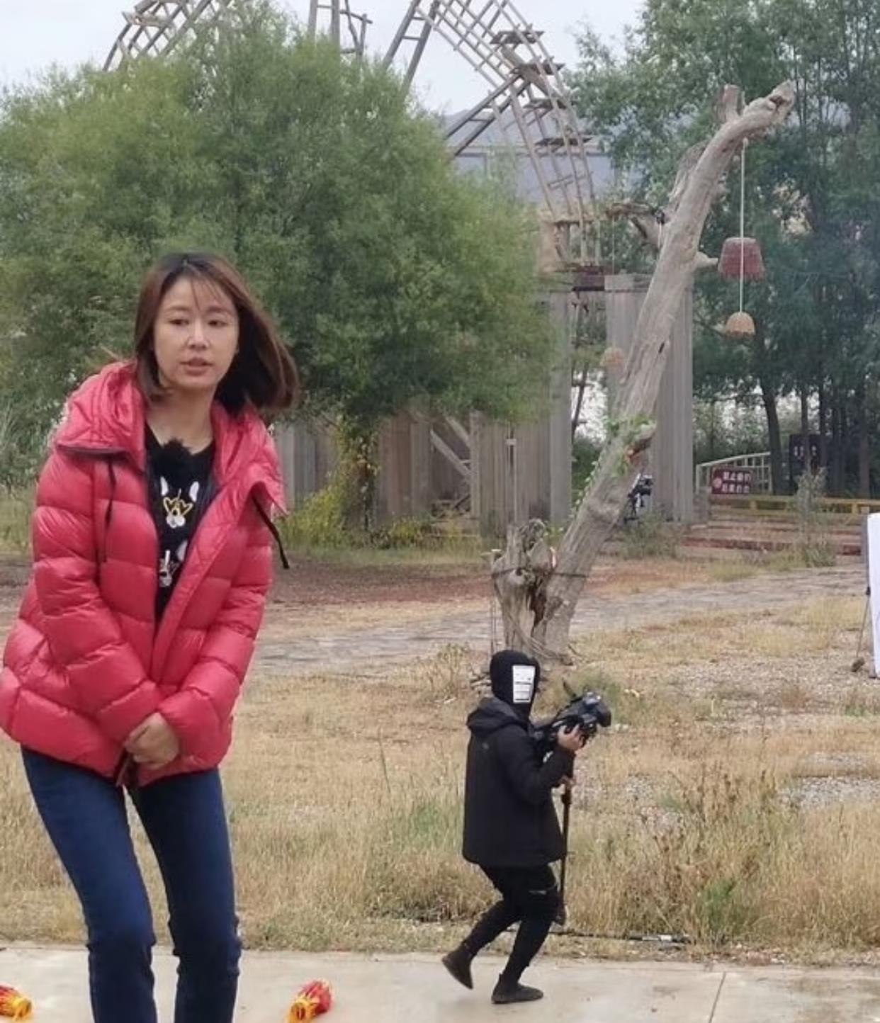 乍一看真没看出来她是明星不说她是明星还以为是村口阿姨老话说的没错，果然人靠衣