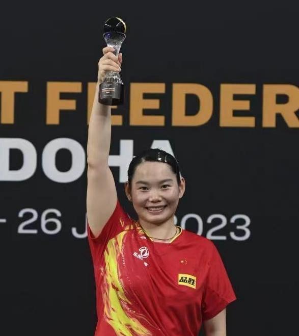 甘当绿叶！莎莎的闺蜜28岁的何卓佳最近发文：她不退役，她要陪伴在莎莎身边，给她当