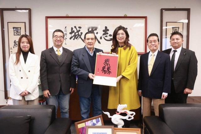 马英九鼓励访陆破冰，提醒郑丽文练毛笔字中国国民党主席郑丽文今天和副主席张荣恭、