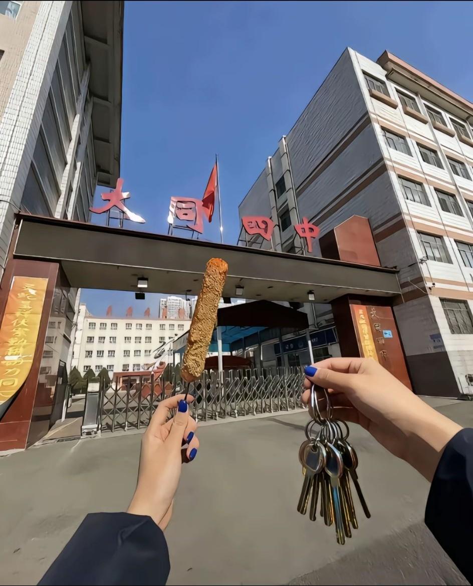 山西“大同四中淀粉肠事件”发生后，学生纷纷在校外购买淀粉肠声援那名女生。副校长的