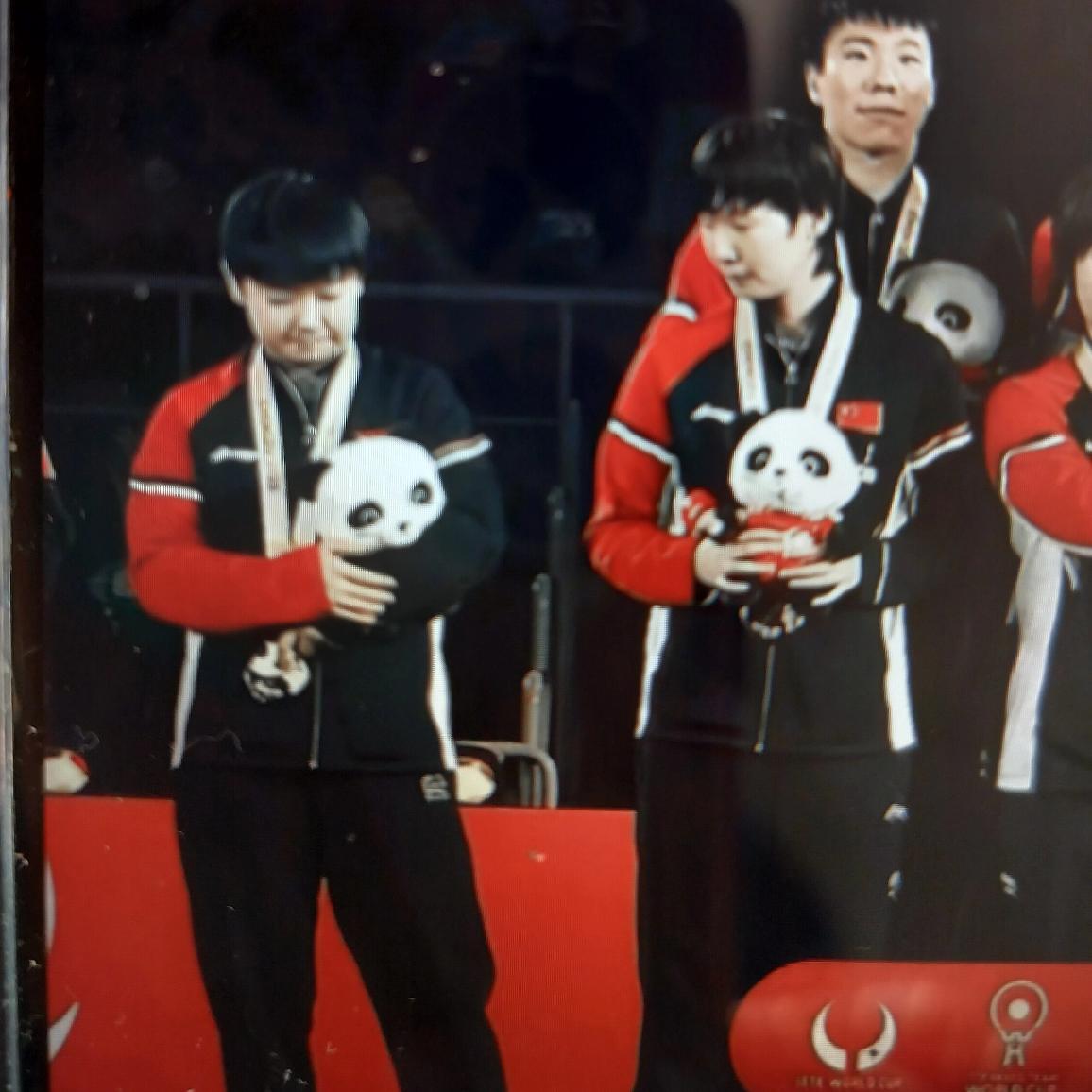 颁奖典礼上，莎莎憋着嘴头转向一边，站在莎莎身边的曼昱见状右手轻轻拍打莎莎左胳膊，