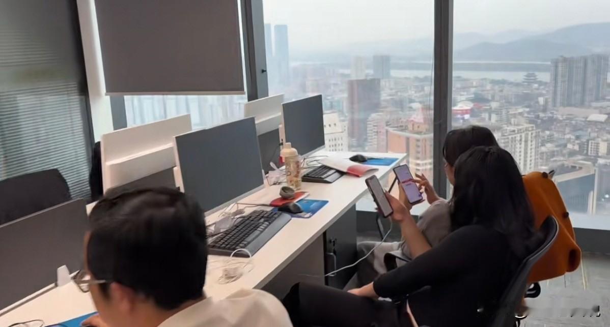 招聘hr小姑娘错付的善良[笑着哭]事情的起因上午11点面试了一个候选人，部门决定录