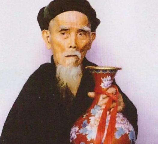 1995年，“中国长寿之王”龚来发去世，终身未娶活到133岁，匪夷所思的是，他有
