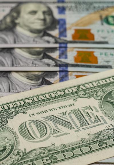 美国的钱都到哪里去了，为什么没钱了？其实不是美元不够用，而是美国的钱已经不顶用了