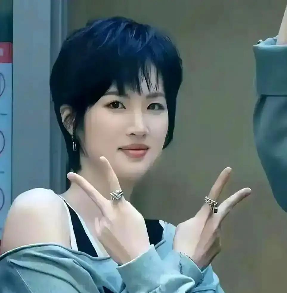 片酬最高的新人不会演戏剧组第一天就炸锅。姚安娜台词像背课文，郭京飞一句话把