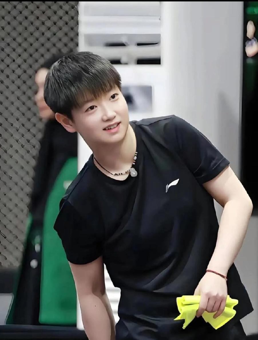 在我心里，孙颖莎不只是厉害的运动员，更是干净、纯粹、让人踏实的孩子。场上敢