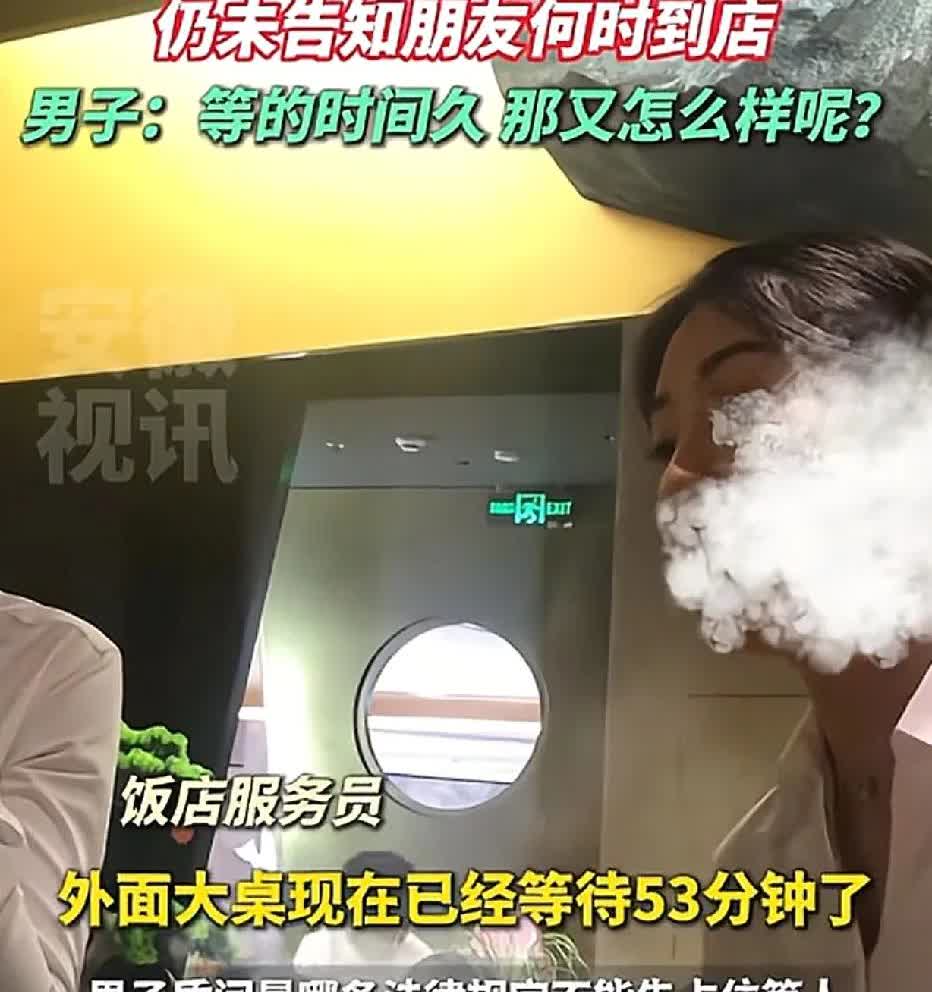 上海，晚餐高峰期，男子独自占着一个十人位餐桌，跟服务员表示要等朋友过来才能点餐。