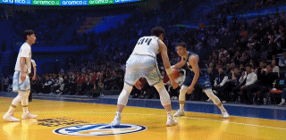 王哲林破坏赵继伟穿裆突破，就算球迷清算，王哲林都没什么大错辽宁球迷不喜欢王哲