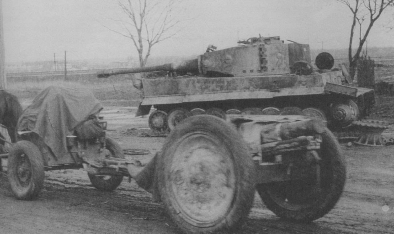 1943年,基辅。苏军一门1927年式团属火炮由马匹牵引,正从一辆被击毁的德军“