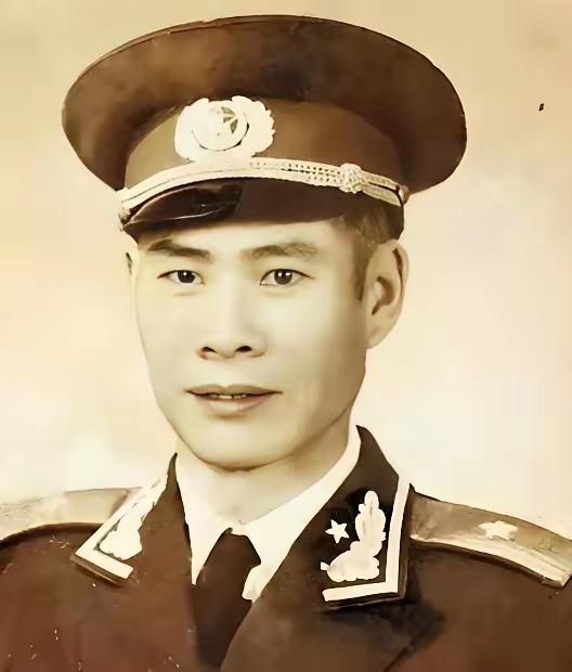 1969年，一个副军长去西安热电厂视察，陪同的厂长在后面点头哈腰，结果，这位副军
