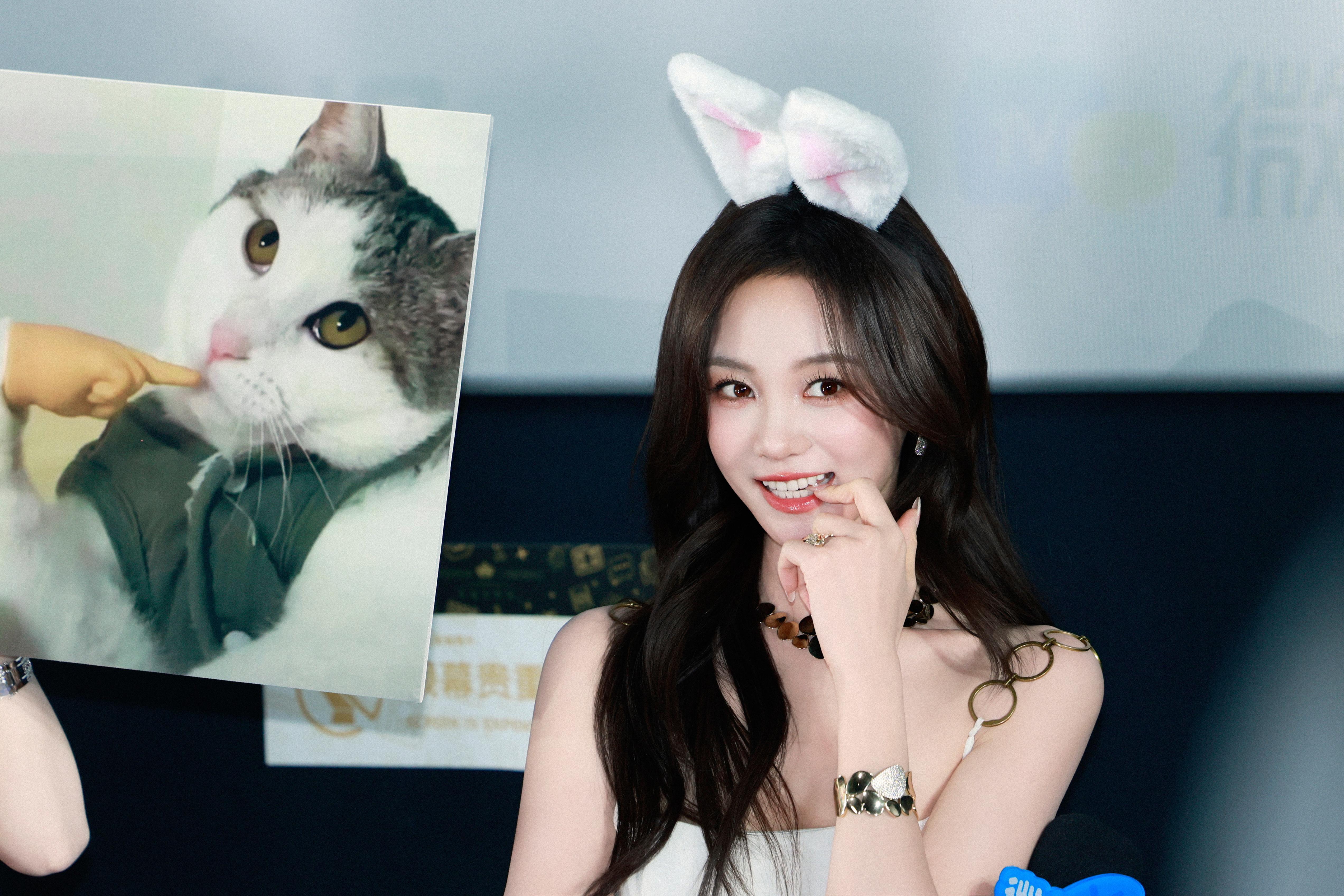 胡意旋白裙落满玫瑰香，笑眼弯成了星光，每一步都踩在温柔与锋芒的交界线上。