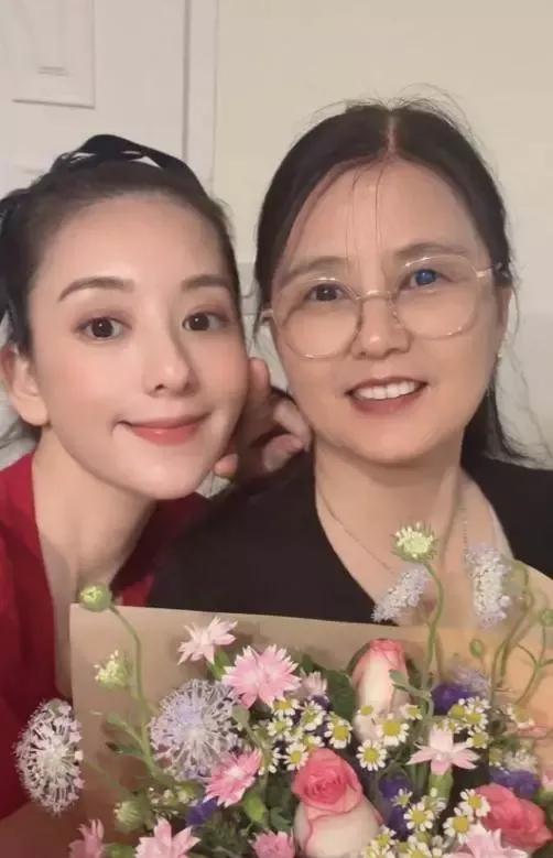59岁郭富城陪岳母过母亲节，方媛被女儿亲吻，腰身圆润疑怀三胎。5月11日是母亲