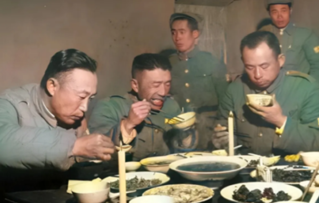 1948年，淮海战役前线，几名正等待“开饭”的国军士兵，从照片中我们可以看出他们