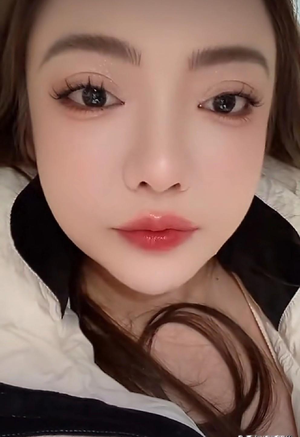 凌晨三点。后台数据疯了。播放量飙到300万。但评论区一半是骂的。蛋蛋最新