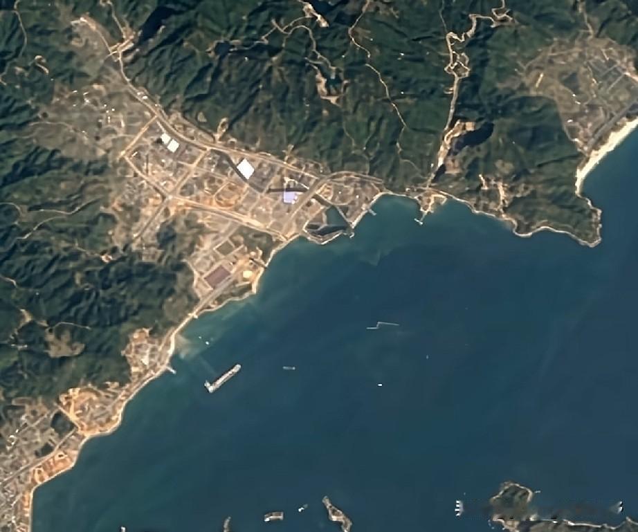 深圳沿海好多地方都是填海造陆的呢。比如位于深圳东部的盐田港，在上世纪八十年代，这