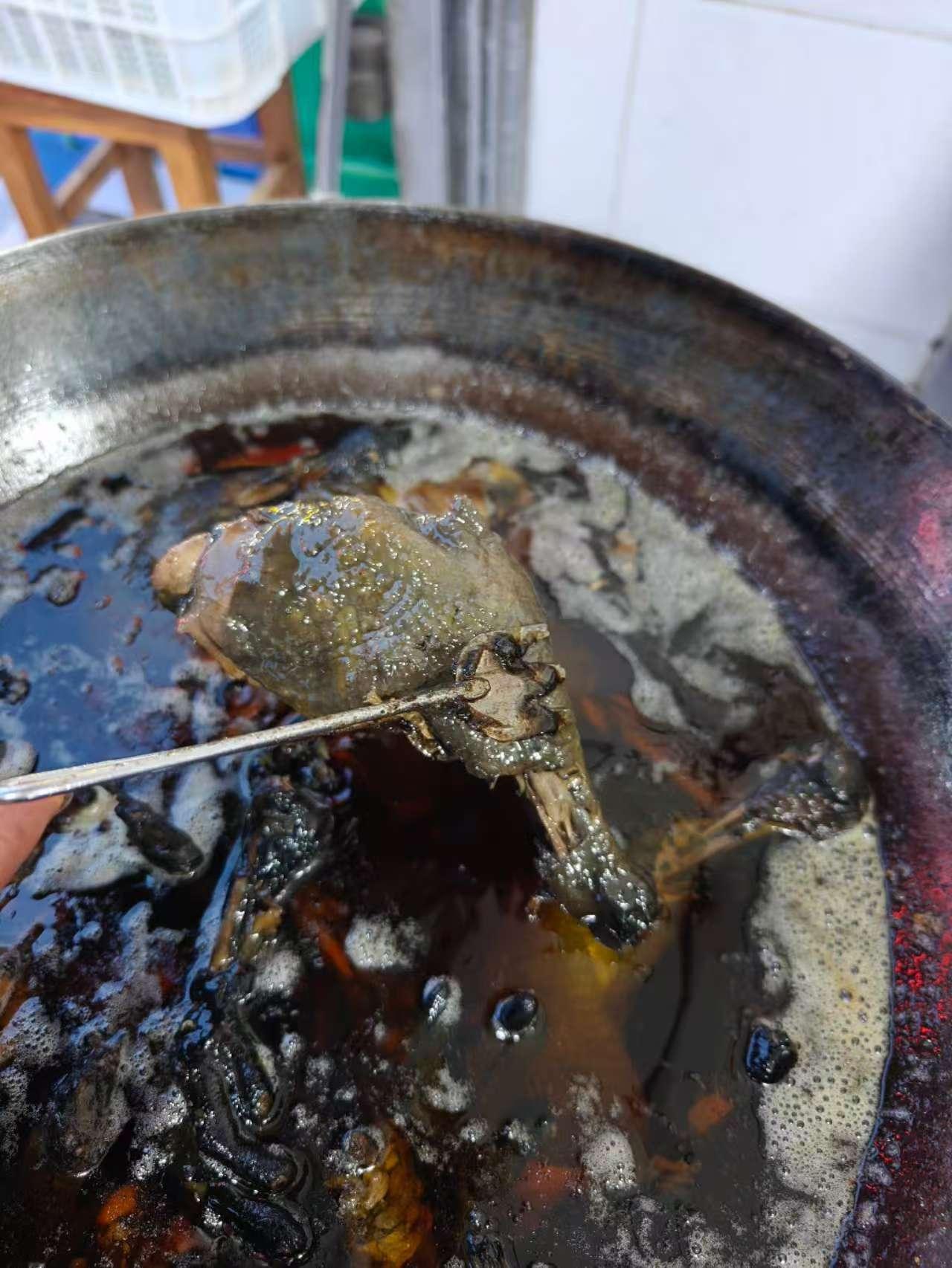 晚上去吃了碗米线，店名是「童氏土鸡米线」，一家开了十多年的小店。老板端上米线时，
