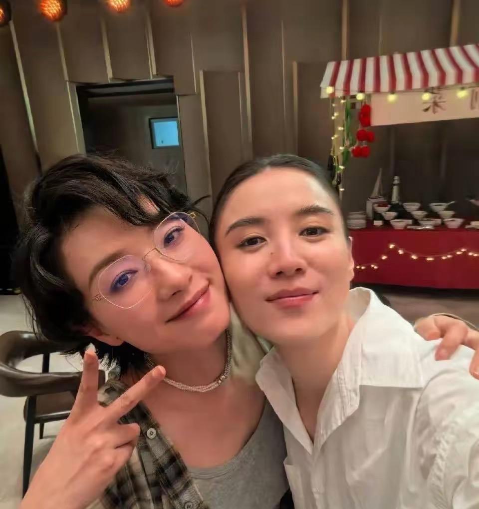 2025年6月29日，万茜在社交平台晒出与宋佳的贴脸合照，配文“我姐似花儿般美丽