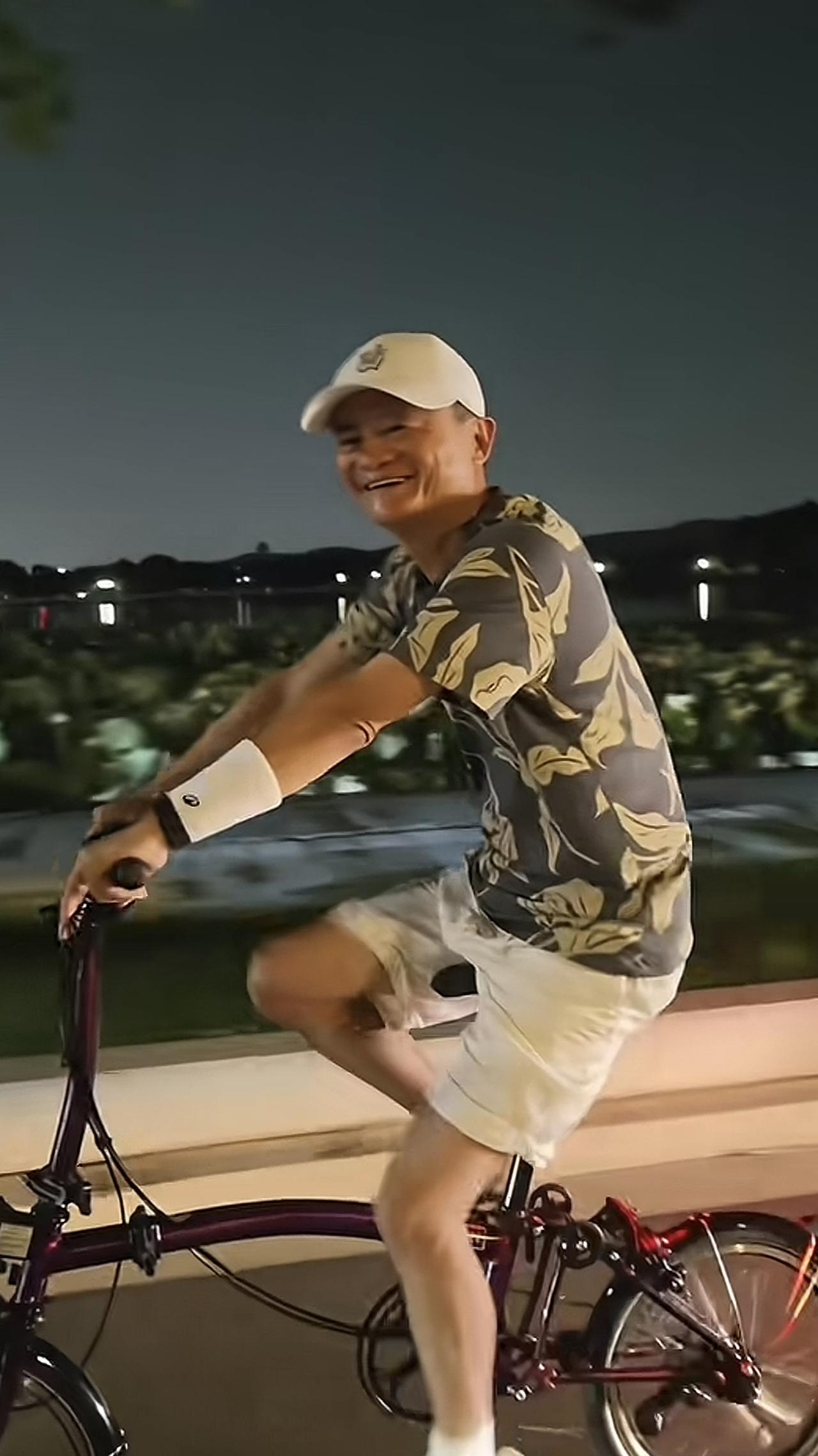 马云西湖边骑行被网友偶遇，微笑热情与网友挥手打招呼！看了一下评论区，笑不活了！