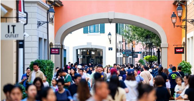 这次春节，有一个不容忽视的消费现象！那就是当各大顶奢商场和大众商场，冷冷清清之际