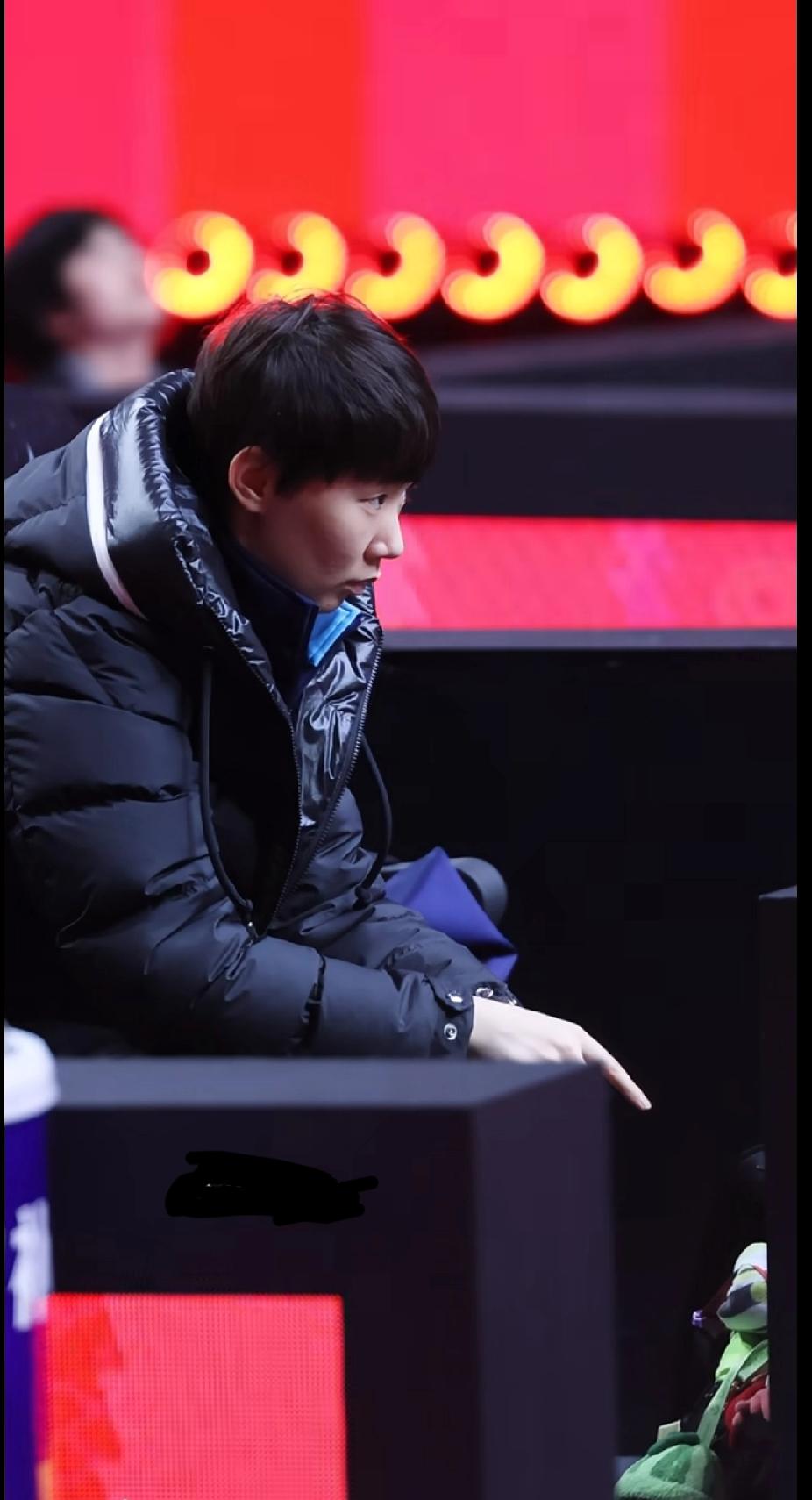 王曼昱场下“沉浸式复盘”，这股拼劲儿太戳人了！刷到这段视频真的破防了！场下